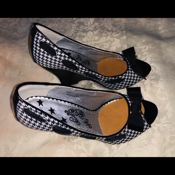 Stylish Comfort: Naughty Monkey Women's Busy Wedge Heels - Picture 5 of 8